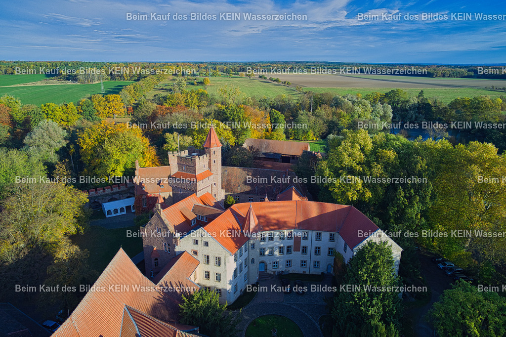 Schloss Altenhausen von oben | Die Luftaufnahmen zeigen das Schloss Altenhausen aus der Vogelperspektive. Sichtbar sind die historische Schlossanlage, der weitläufige Park und die umgebende Landschaft. Die Bilder dokumentieren das bedeutende Kulturdenkmal und den bekanntesten Blickfang des Ortes Altenhausen im Landkreis Börde.
 - Realisiert mit Pictrs.com