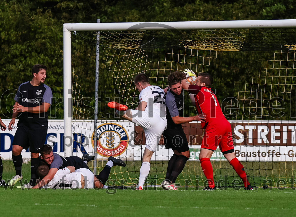 2023-08-08_118_FC_Moosinning_gegen_FC_Langengeisling | Moosinning, Deutschland, 08.08.2023:
Fußball, Bezirksliga Oberbayern Ost 2023 / 2024, 3. Spieltag, FC Moosinning gegen FC Langengeisling, Endergebnis: 0:4

Florian Rupprecht (FC Langengeisling, #39), David Riederle (FC Langengeisling, #21), Maximilian Lechner (FC Moosinning, #11), Fabian Ulitzka (FC Moosinning, #23), Maximilian Birnbeck (FC Langengeisling, #27), Torwart Christian Brader (FC Langengeisling, #1)

Foto: Christian Riedel / fotografie-riedel.net