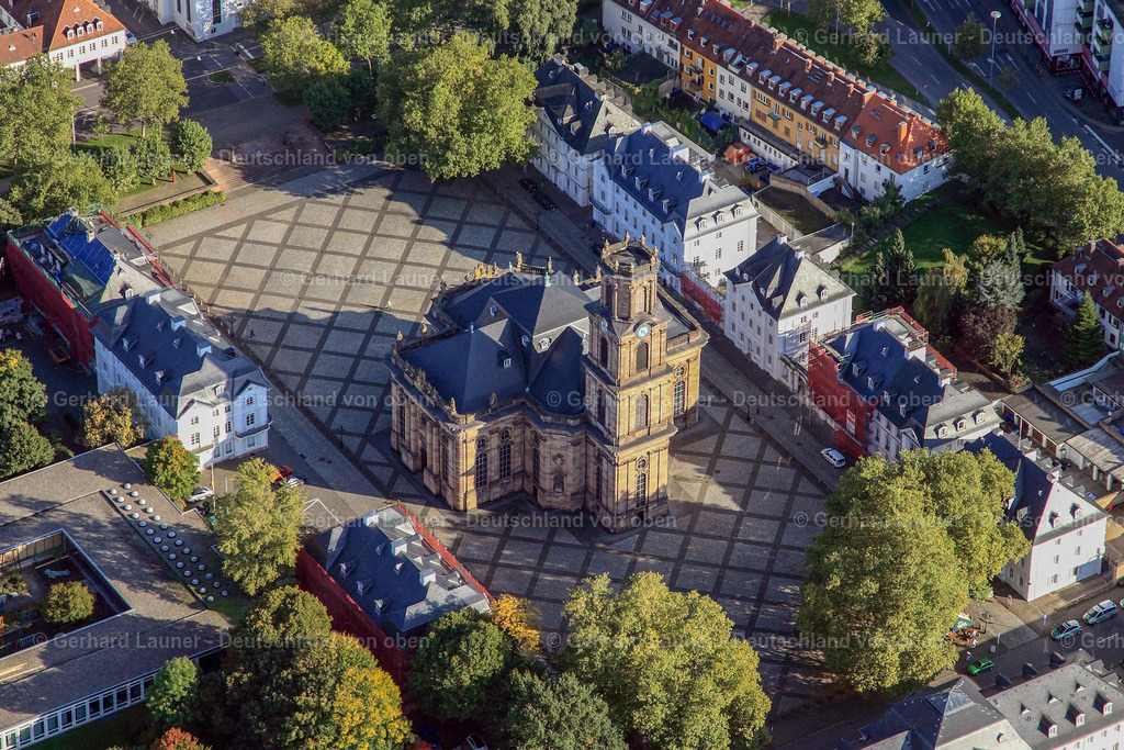 3070430 | Die im Barockstil gebaute.Ludwigskirche im Saarbrücker Stadtteil Alt-Saarbrücken ist eine evangelische Kirche und ein Wahrzeichen der Stadt.Sie gilt neben der Dresdner Frauenkirche und dem Hamburger „Michel“ als einer der bedeutendsten evangelischen barocken Kirchenbauten Deutschlands und ist eine der bekanntesten Querkirchen