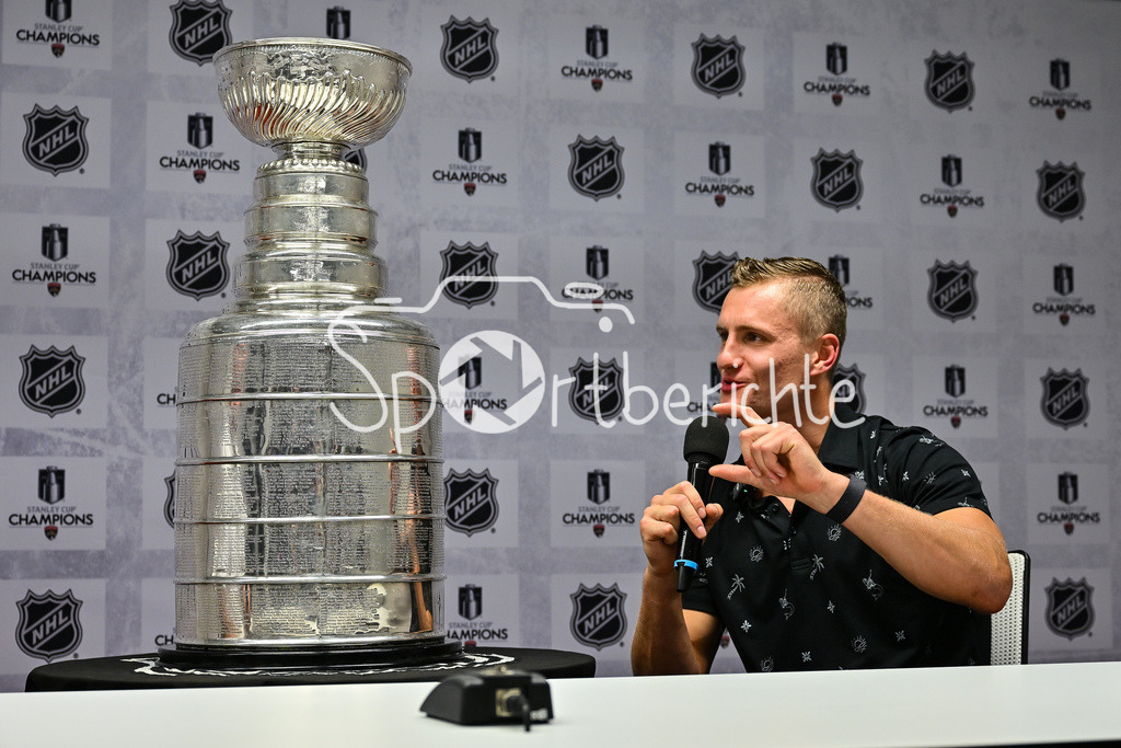 Cup Day | Nico STURM bringt den Stanley Cup zum zweiten mal nach Augsburg / Im Bild der offizielle Pressetermin mit RT1 Moderator Alex KUNZ