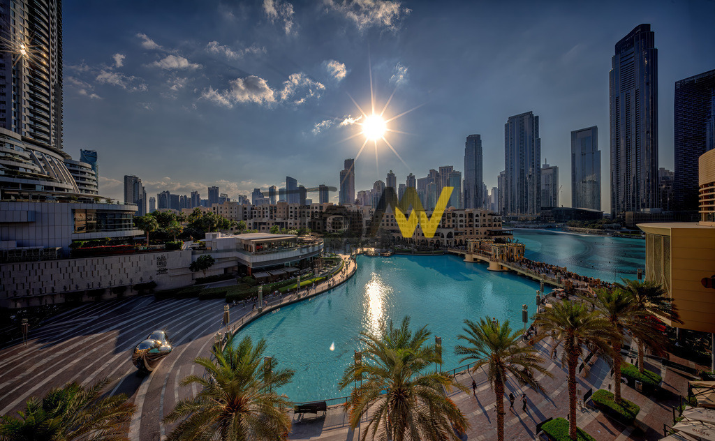 Promenade am Burj Khalifa in Dubai-----türkisblaues Wasser  | Das Bild zeigt den Burj Khalifa und die umliegende Innenstadt von Dubai mit den Dubai Fountain Wasserflächen im Vordergrund. Der Burj Khalifa ist mit 828 Metern das höchste Gebäude der Welt. Das Gebäude wurde 2010 eingeweiht und hat über 160 Stockwerke. Es verfügt über Aussichtsplattformen in verschiedenen Höhen, darunter eine im 124. und eine weitere im 148. Stockwerk. Die Gegend ist ein beliebtes Touristenziel und beherbergt auch die Dubai Mall.  - Realisiert mit Pictrs.com