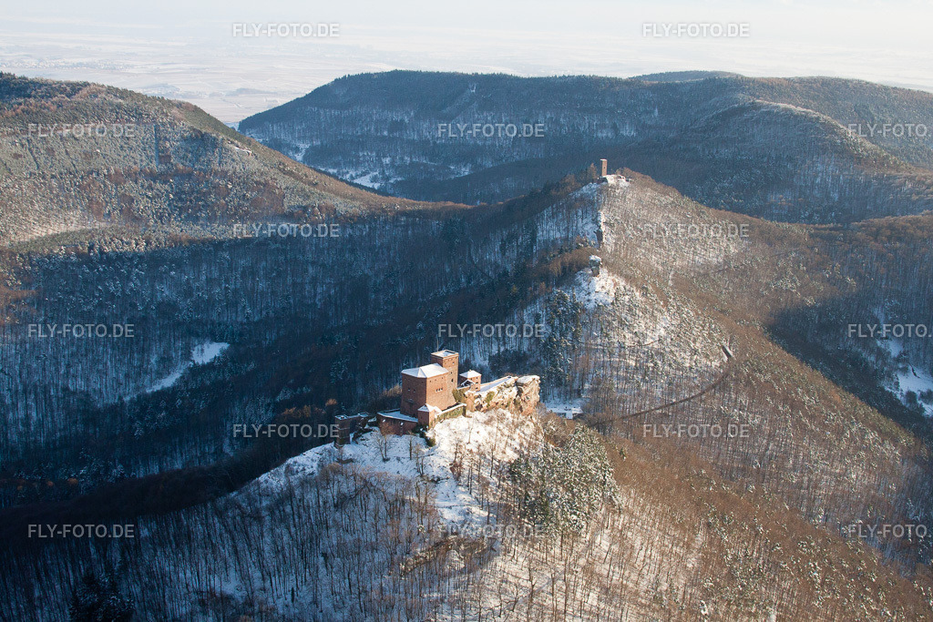 Die 4 Burgen Trifels, Anebos, Jungturm und Münz im Schnee | Luftbild: Die 4 Burgen Trifels, Anebos, Jungturm und Münz im Schnee in Annweiler am Trifels im Bundesland Rheinland-Pfalz in Deutschland. Foto: IMG_36396.jpg vom 03.01.2011 durch Werner Riehm/FLY-FOTO.de - Realisiert mit Pictrs.com