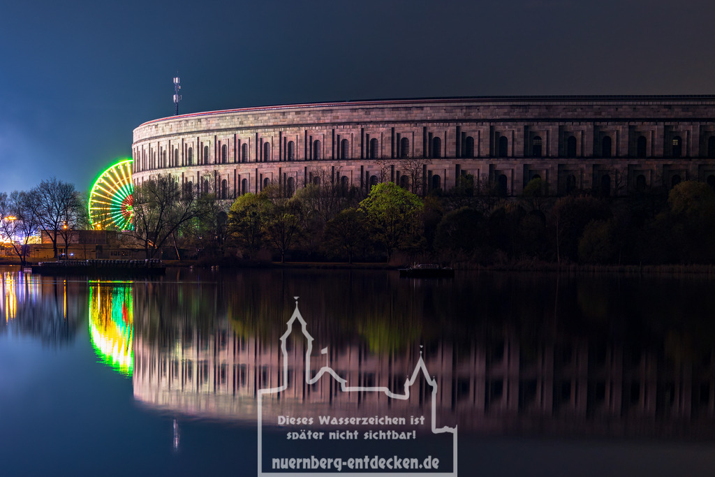 Monatsbild des Kalender 2024 für den Monat April | Kongresshalle am Reichsparteitagsgelände während des Nürnberger Frühlingsvolksfestes  - Realisiert mit Pictrs.com