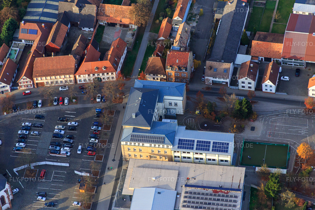 Luftbild: Ludwig-Riedinger-Grundschule in Kandel im Bundesland Rheinland-Pfalz in Deutschland. Foto: IMG_085233.jpg vom 08.11.2015 durch Werner Riehm/FLY-FOTO.deGrundschule Kandel | Ludwig-Riedinger-Grundschule in Kandel