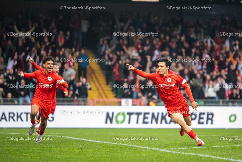 Torjubel Seok-Ju Hong | 11.10.2025, Fußball, Niederrheinpokal, Rot-Weiß Oberhausen - Rot-Weiss Essen: Seok-Ju Hong (Rot-Weiß Oberhausen #18) bejubelt seinen 3:1 Treffer ausgelassen vor der Emscherkurve (Fankurve RWO) - Realisiert mit Pictrs.com