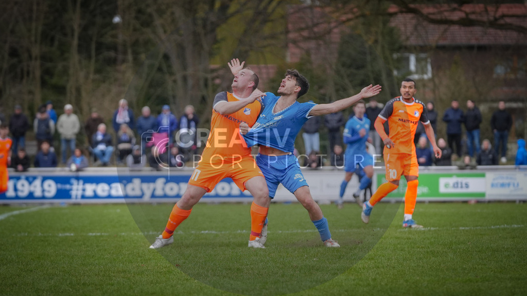 Fußball, Herren, Saison 2025/2026, Landespokal Brandenburg, Halbfinale, RSV Eintracht 1949 vs. VfB 1921 Krieschow, Samstag 28.03.2026, Sportplatz-Heinrich-Zille-Straße | Fußball, Herren, Saison 2025/2026, Landespokal Brandenburg, Halbfinale, RSV Eintracht 1949 vs. VfB 1921 Krieschow, Samstag 28.03.2026, Sportplatz-Heinrich-Zille-Straße, Im Bild: Andy Hebler (l. Krieschow) und Aleksandar Bilbija (r. RSV) - Realisiert mit Pictrs.com