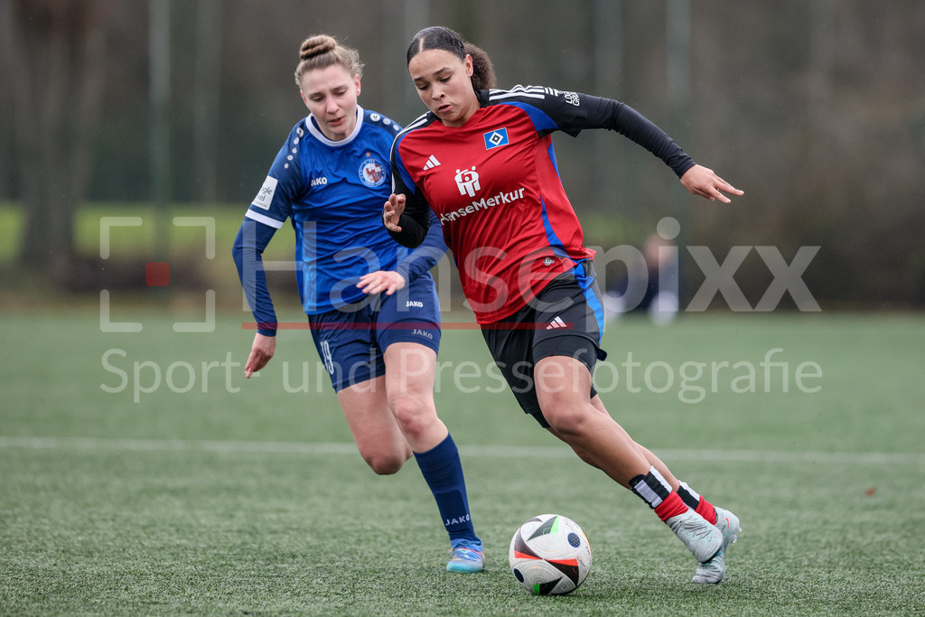 Fussball, Testspiel Frauen, Hamburger SV - 1. FFC Turbine Potsdam | v.li.: Alisa Grincenco (1. FFC Turbine Potsdam, 19) und Lisa Baum (Hamburger SV, 11) im Zweikampf, Duell, Dynamik, Aktion, Action, Spielszene