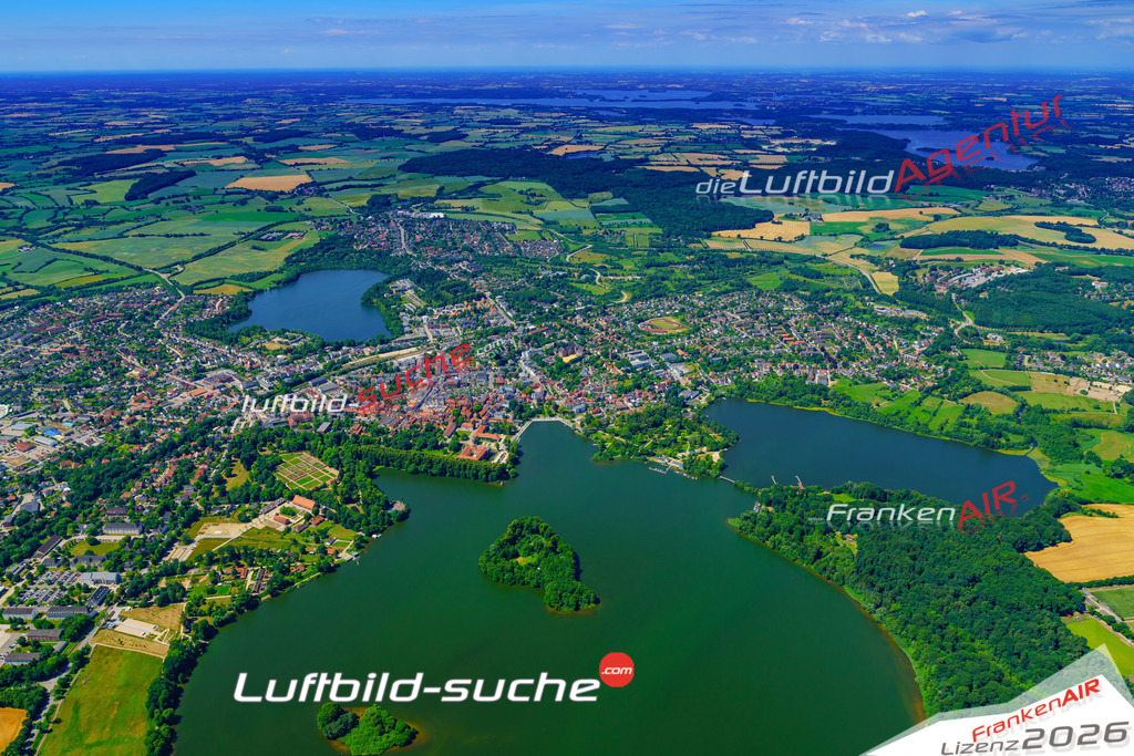 Das Luftbild der Stadt Eutin wurde 2018 vom Flugzeug heraus erstellt (keine Drohne) Aufnahmehöhe ca.400 Meter- hohe Auflösung für beste Druck-Qualität