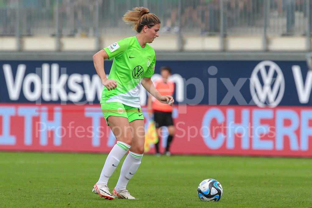 Fussball, Google Pixel Frauen-Bundesliga, VfL Wolfsburg - Bayer 04 Leverkusen | v.li.: Chantal Hagel (VfL Wolfsburg, 7) am Ball, Einzelbild, Ganzkörper, Aktion, Action, Spielszene, DIE DFB-RICHTLINIEN UNTERSAGEN JEGLICHE NUTZUNG VON FOTOS ALS SEQUENZBILDER UND/ODER VIDEOÄHNLICHE FOTOSTRECKEN. DFB REGULATIONS PROHIBIT ANY USE OF PHOTOGRAPHS AS IMAGE SEQUENCES AND/OR QUASI-VIDEO.
