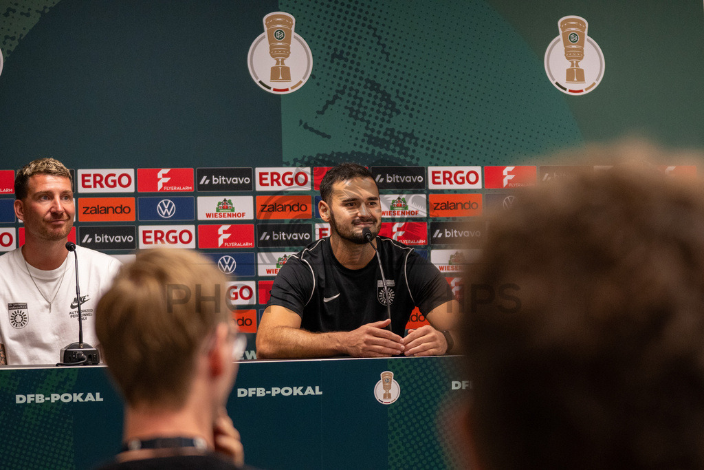 SG Sonnenhof Großaspach vs. Arminia Bielefeld, Fussball, DFB-Pokal, 1. Runde, 22.08.2026 | Lucca Volkmer (Pressesprecher SG Sonnenhof Großaspach),SG Sonnenhof Großaspach vs. Arminia Bielefeld, Fussball, DFB-Pokal, 1. Runde, 22.08.2026,DFB regulations prohibit any use of photographs as image sequences and/or quasi-video