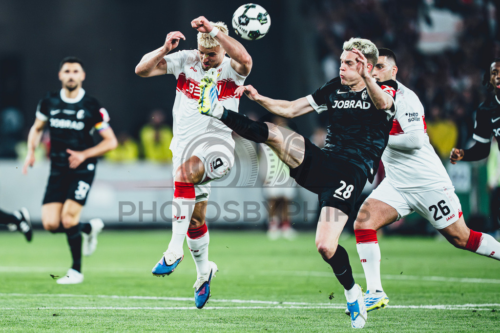 VfB Stuttgart vs. SC Freiburg, Fussball, DFB-Pokal, Halbfinale, 23.04.2026 | Zweikampf zwischen Matthias Ginter (SC Freiburg, #28) und Ermedin Demirovic (VfB Stuttgart, #09)VfB Stuttgart vs. SC Freiburg, Fussball, DFB-Pokal, Halbfinale, 23.04.2026DFB regulations prohibit any use of photographs as image sequences and/or quasi-video