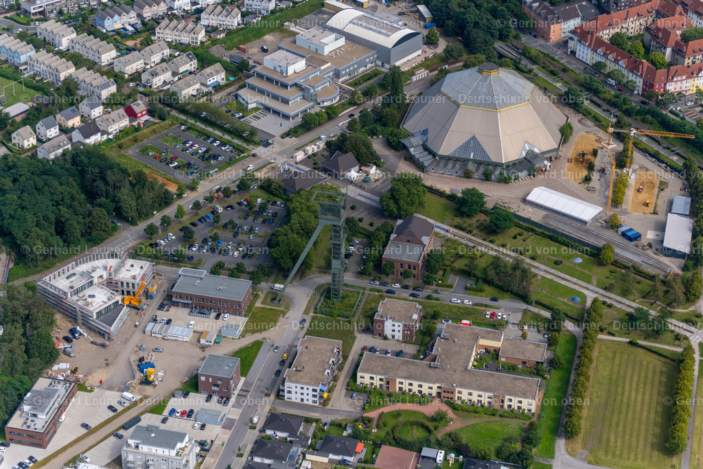 4050169 | OBERHAUSEN 25.08.2021 Parkanlage OLGA-Park mit ehemaligem Förderturm und Steigerhaus in Oberhausen im Bundesland Nordrhein-Westfalen. Weiterführende Informationen bei: Contact GmbH,  Stadt Oberhausen. // Park of OLGA-Park with former headframe and Steigerhaus in Oberhausen in the state North Rhine-Westphalia, Germany. Further information at: Contact GmbH,  Stadt Oberhausen. Foto: Gerhard Launer