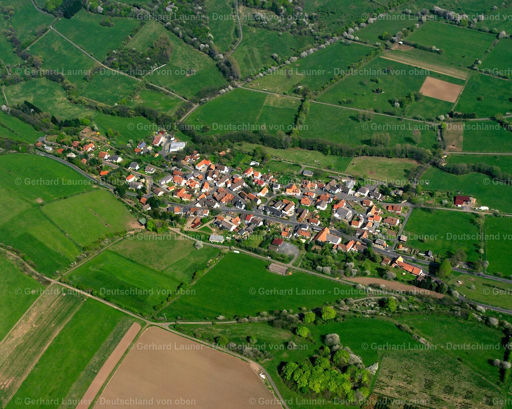 2615192 | BUSENBORN 07.06.2006 Ortsansicht am Rande von landwirtschaftlichen Feldern und Nutzflächen  in Busenborn im Bundesland Hessen, Deutschland // Village view on the edge of agricultural fields and land  in Busenborn in the state Hesse, Germany Foto: Gerhard Launer