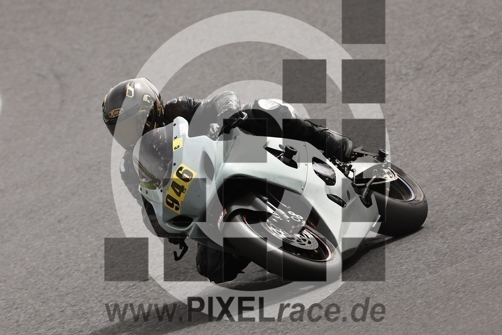 0946-20240330_03990 | Schöne Erinnerungen an spannende Momente - das festzuhalten ist unser Job. PIXELrace.de ist seit 2003 auf den Rennstrecken Europas unterwegs um die Action draußen beim Fahren und die wunderbare Stimmung imm Fahrerlager für euch einzufangen.