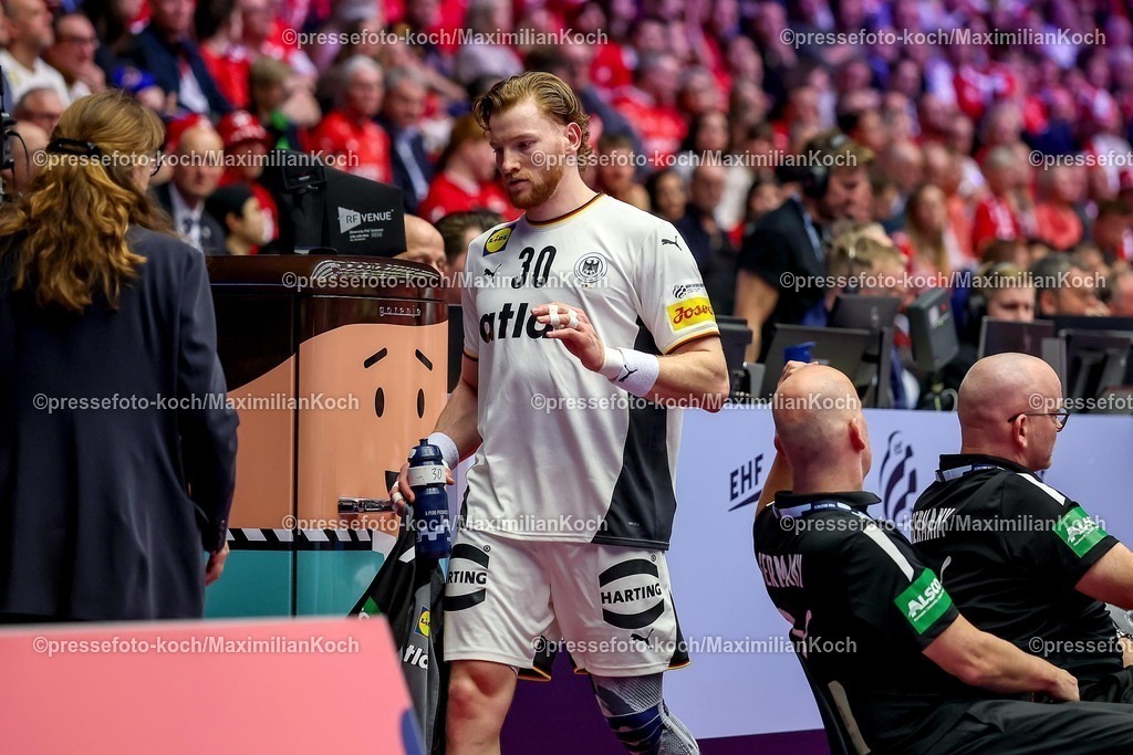 EHF01022602010 | 01.02.2026, Handball, Men's EHF EURO 2026, Deutschland - Dänemark, Jyske Bank Boxen in Herning, Final: Rote Karte für  Tom Kiesler (Germany #30)