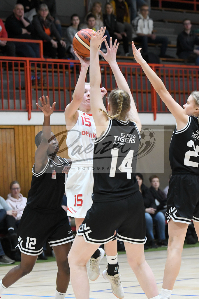20200126_OSCTGN_0010 | Basketball, Juniorinnen: Lydia Sy (TG Neuss Junior Tigers), Katharina Hoffmeier (OSC Junior Panthers) und Britta Franziska Vogel (TG Neuss Junior Tigers) im Zweikampf beim Spiel der WNBL zwischen OSC Junior Panthers vs. TG Neuss Junior Tigers am 26.01.2020 im Panthers Dome in Osnabrück, Deutschland.(Foto von Nico Paetzel) - Realisiert mit Pictrs.com