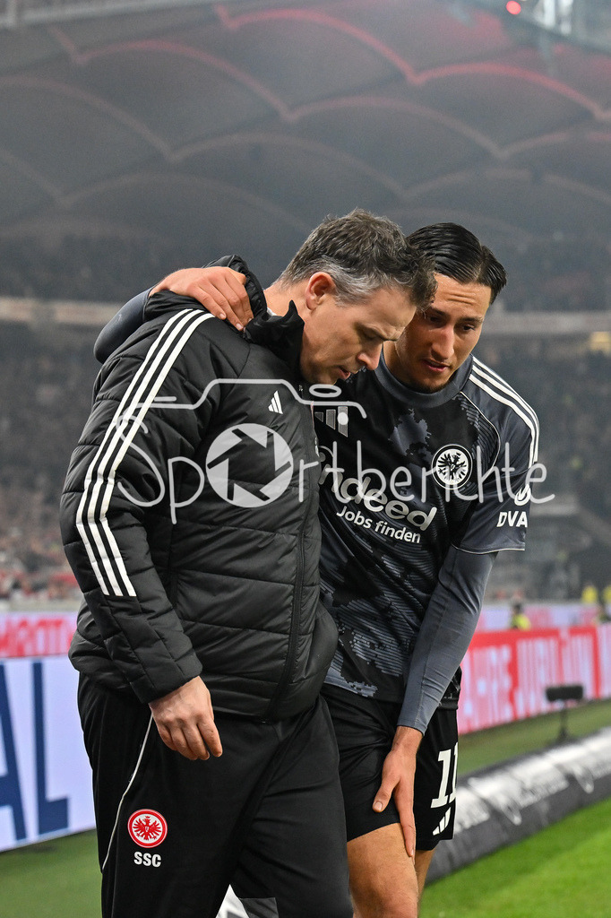 VfB Stuttgart - SG Eintracht Frankfurt | STUTTGART, GERMANY - 13. JANUARY: der verletzte Younes EBNOUTALIB (Eintracht Frankfurt 11) muss ausgewechselt werden während dem Bundesligamatch zwischen dem VfB Stuttgart und der SG Eintracht Frankfurt am 17. Spieltag in der MHP-Arena / DFL REGULATIONS PROHIBIT ANY USE OF PHOTOGRAPHS AS IMAGE SEQUENCES AND/OR QUASI-VIDEO