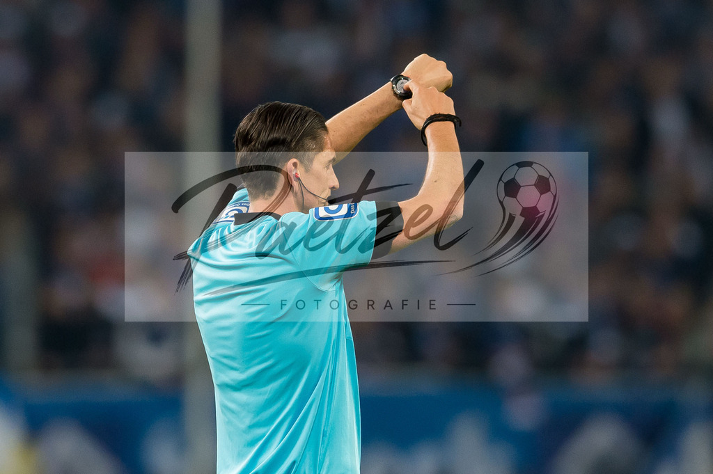 HSVSCF20220419_217 | Fussball, Herren: Referee Deniz Aytekin gestikuliert, Gestik beim DFB-Pokal-Halbfinalspiel zwischen Hamburger SV und SC Freiburg im Volksparkstadion am 19.04.2022 in Hamburg, Deutschland.DFB / DFL REGULATIONS PROHIBIT ANY USE OF PHOTOGRAPHS AS IMAGE SEQUENCES AND/OR QUASI-VIDEO. - Realisiert mit Pictrs.com