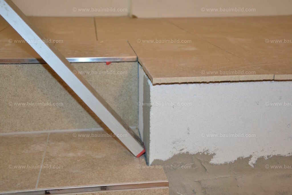 bib-lg21-fliesenlegerarbeiten-0066 | Nach LV-Leistungsgruppen sortierte Detailfotos über den Bau eines Hauses. Alle Hausbau-Bilder direkt vom Urheber und Autor der Website Haus-Selber-Bauen.com