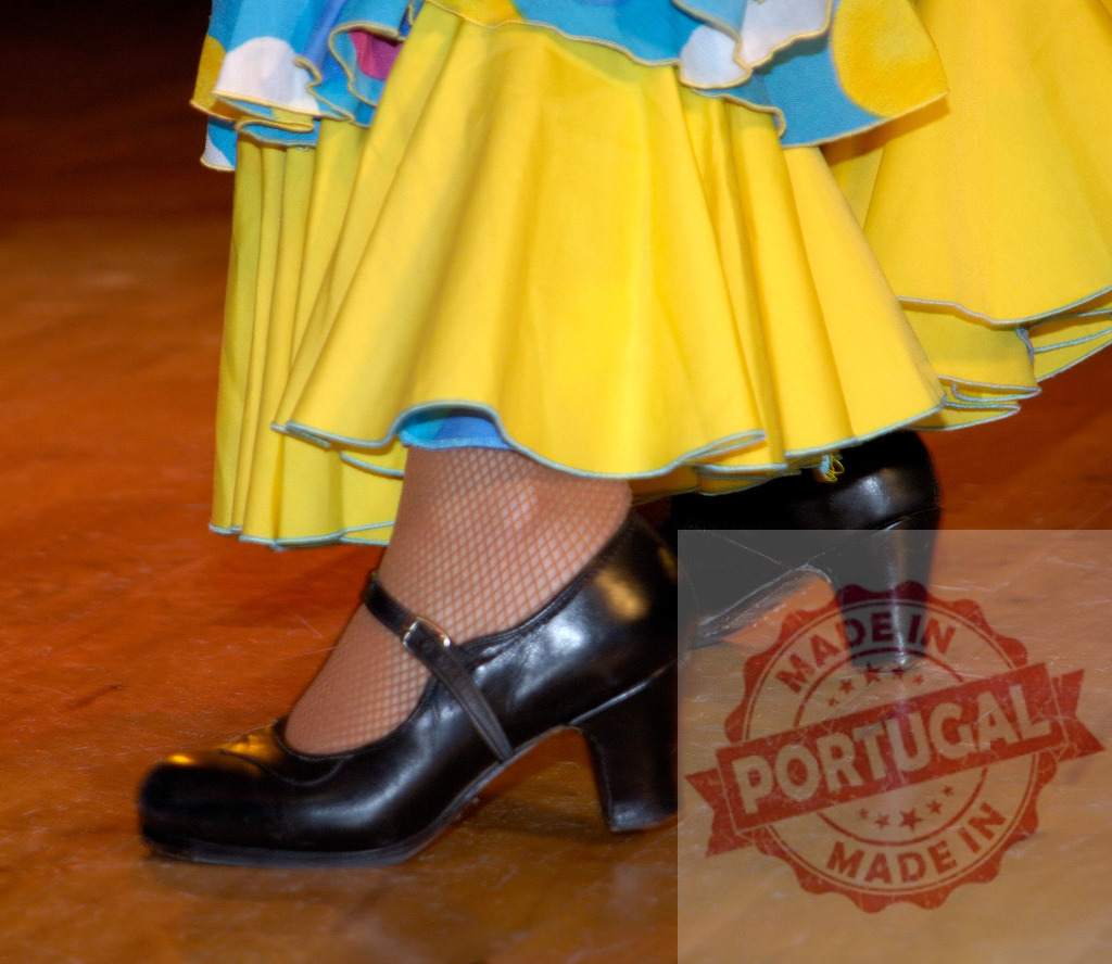 Flamenco dancer feet performing traditional Spanish dance | Flamenco dancer feet wearing black shoes and fishnet stockings, performing on a wooden stage - Realisiert mit Pictrs.com