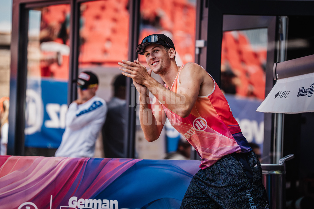 Beachvolleyball | Männer | Allianz German Beach Tour 2025 | Tourstop Düsseldorf | 09.05.2025 | Tristan Fröbel läuft aufs Feld