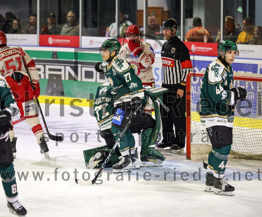 2025-09-12_160_TSV_Erding_gegen_EV_Landshut | Erding, Deutschland, 12.09.2025:Eishockey, Oberliga Süd 2025 / 2026, Testspiel, TSV Erding gegen EV Landshut, Endergebnis: 4:6Mark Waldhausen (Erding Gladiators, #27), Torwart David Zabolotny (Erding Gladiators, #72), Paul Wallek (Erding Gladiators, #44)Foto: Christian Riedel / fotografie-riedel.net