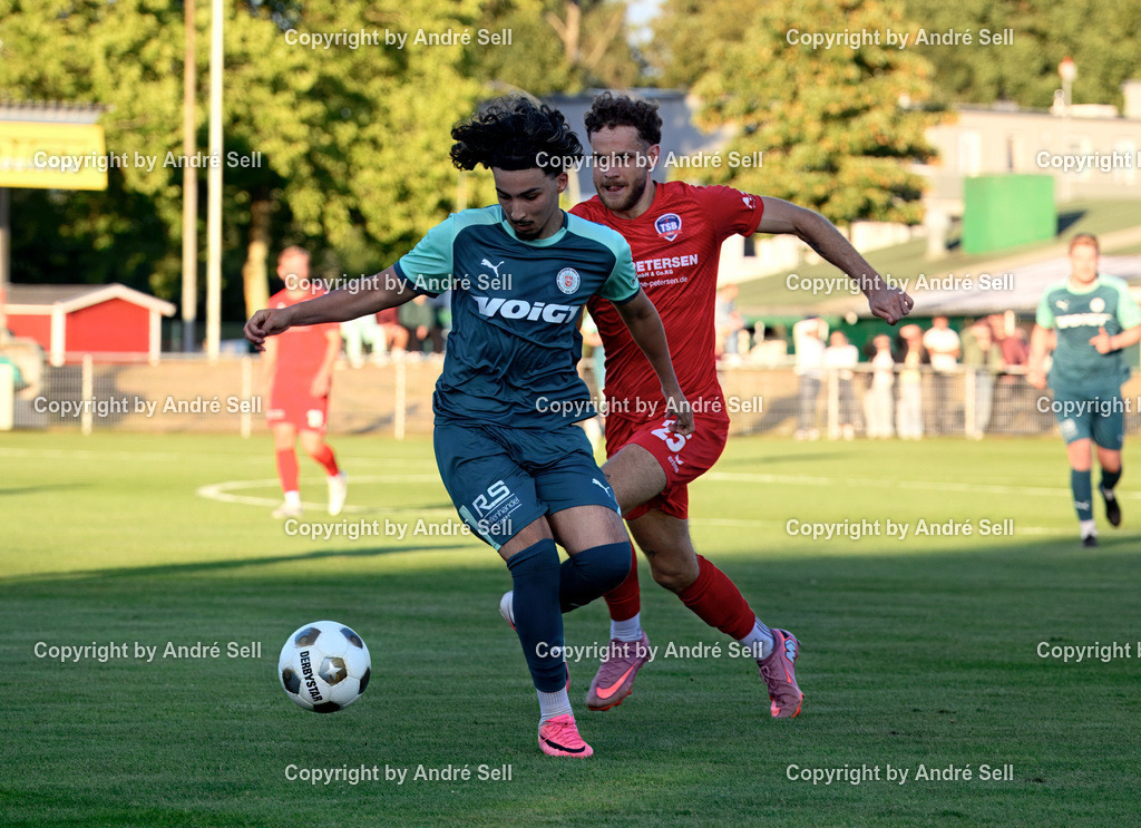 PSV Neumünster vs TSB Flensburg | Ayoub Assameur (PSV #8) vs Noel Kurzbach (TSB #25) / Fußball-Oberliga Männer 2026/2027 / PSV Neumünster vs TSB Flensburg / PSV Stadion Platz A / Neumünster / 07.08.26 - Realisiert mit Pictrs.com