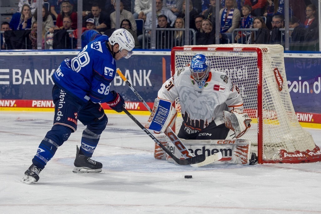 DEL, Deutsche Eishockey Liga Saison 2026/27, 11. Spieltag: Adler Mannheim gegen Löwen Frankfurt | DEL, Deutsche Eishockey Liga Saison 2026/27, 11. Spieltag: Adler Mannheim gegen Löwen Frankfurt / Patrick Brown erzielt das 2:0 für die Adler - Realisiert mit Pictrs.com