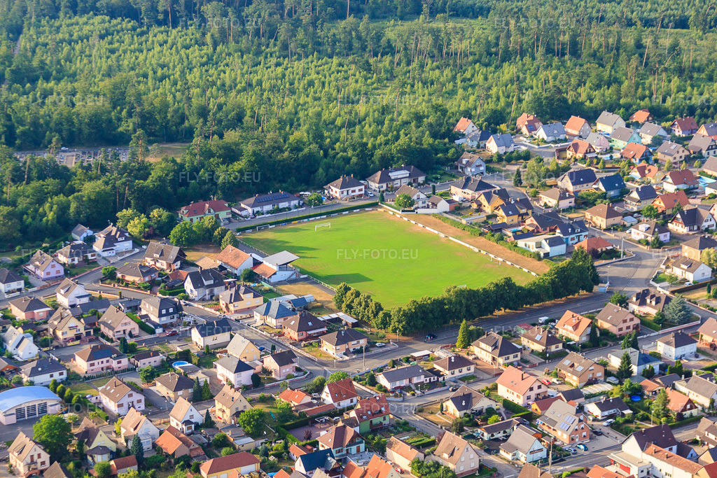 Vue aérienne: Terrain de sport à Schirrhein dans le département Bas Rhin, France – .Photo: IMG_30465.jpg prise le 09/07/2010 par Werner Riehm/FLY-FOTO.eu – Résolution de l'original: 4752 x 3168 px