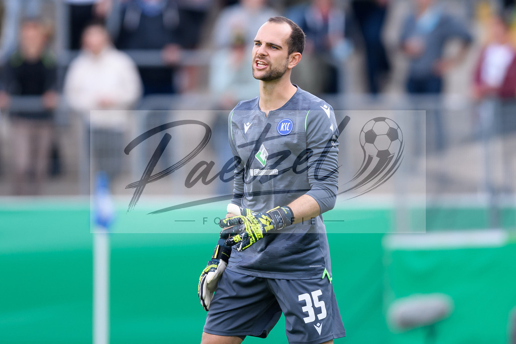 LOTKSC20210809_081 | Fussball, Herren: Torwart Marius Gersbeck (Karlsruher SC) schaut beim Spiel der 1. Runde im DFB-Pokal zwischen SF Lotte und Karlsruher SC im Stadion am Lotter Kreuz am 09.08.2021 in Lotte, Deutschland.DFB / DFL REGULATIONS PROHIBIT ANY USE OF PHOTOGRAPHS AS IMAGE SEQUENCES AND/OR QUASI-VIDEO. - Realisiert mit Pictrs.com