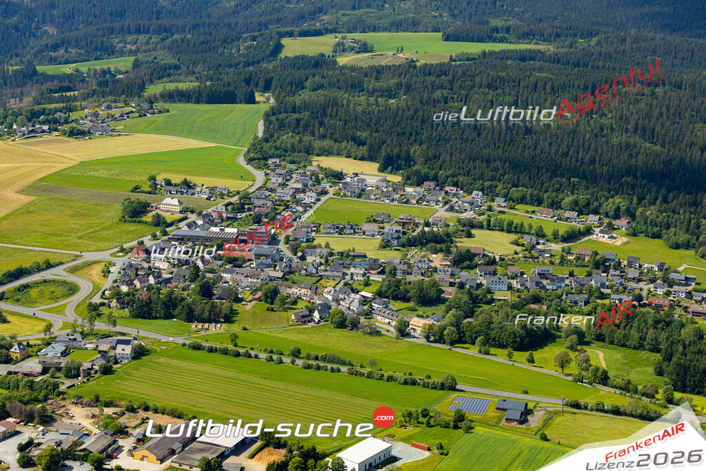Das Luftbild zeigt : Straßdorf Schwarzenbach am Wald - Die Luftaufnahme wurde 2024 vom UL-Flugzeug aus erstellt ( keine Drohne ) - Hochauflösende Luftaufnahme - Für grossformatige Ausdrucke geeignet. Die Geschenkidee !Mit Lizenz und Bildrechte bestellbar