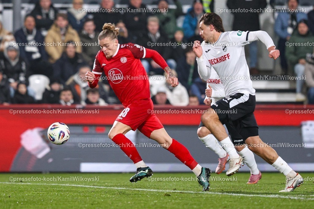 xKWIx13122501034 | 13.12.2025, xKWIx, Fußball, 3. Liga, SC Verl - Rot-Weiss Essen, SPORTCLUB Arena: Tom Moustier (Rot-Weiss Essen #28) im Zweikampf gegen Fynn Otto (SC Verl #34) Photo: xKamilxWilkowskixPressefotoKochx