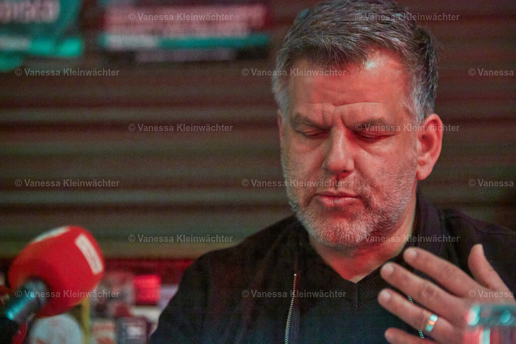 250403_GrundsteuerPK_12 | Pressekonferenz am 03.04.2025 im ://about blank: "Erhöhung der Grundsteuer belastet Pächter*innen öffentlicher Grundstücke in Friedrichshain-Kreuzberg und gefährdet die Clubkultur". Mit Bezirksbürgermeisterin Clara Herrmann, Bezirksstadtrat Andy Hehmke, Eka Neumann vom YAAM und Manu vom Neue Zukunft. - Realisiert mit Pictrs.com