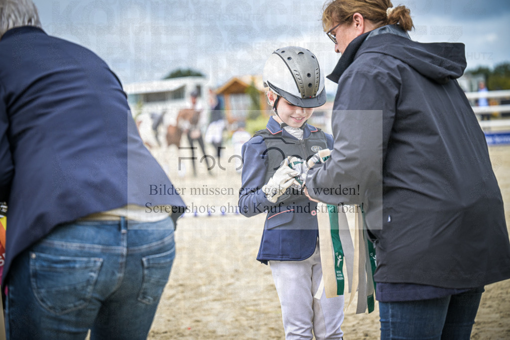 DOS_0425 | Entdecke hochwertige Reitturnierfotos von Foto Oger. Professionell, emotional und authentisch – jetzt Lieblingsmomente im Shop bestellen.Deutschlandweite Turnierfotografie. - Realisiert mit Pictrs.com