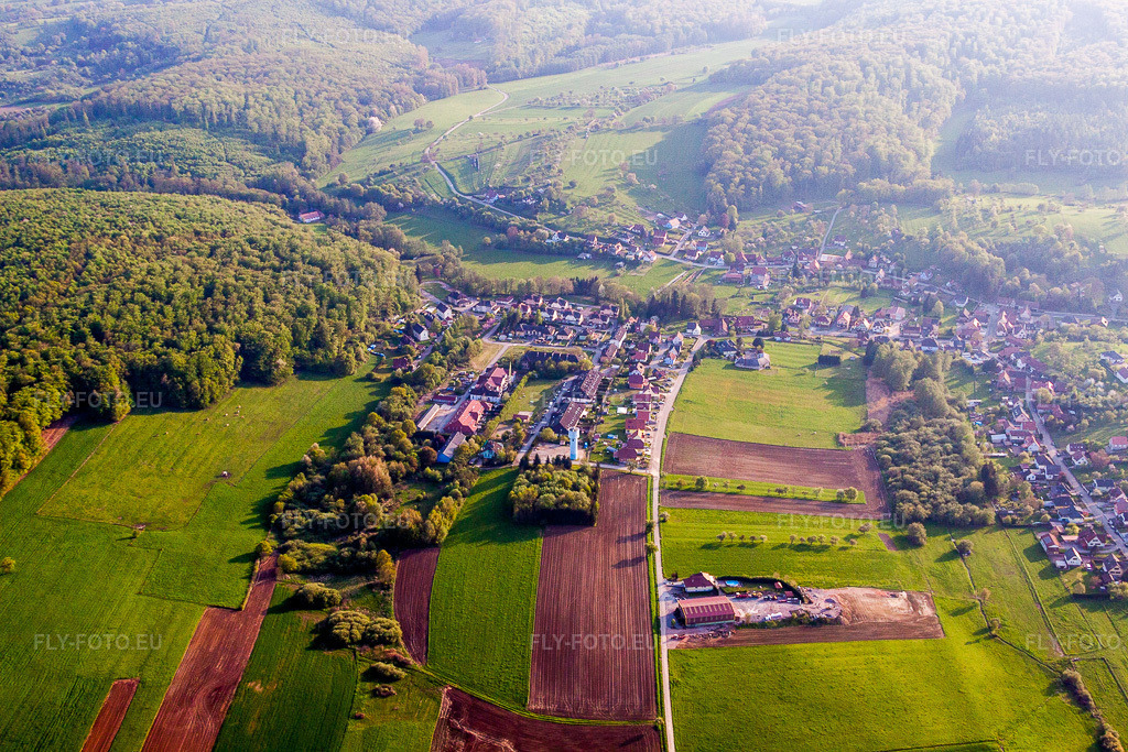 Vue aérienne: Champs agricoles et terres arables à Langensoultzbach dans le département Bas Rhin, France. Photo: IMG_56825.jpg prise le 05/05/2013 par Werner Riehm/FLY-FOTO.eu – Résolution de l'original: 4752 x 3168 px