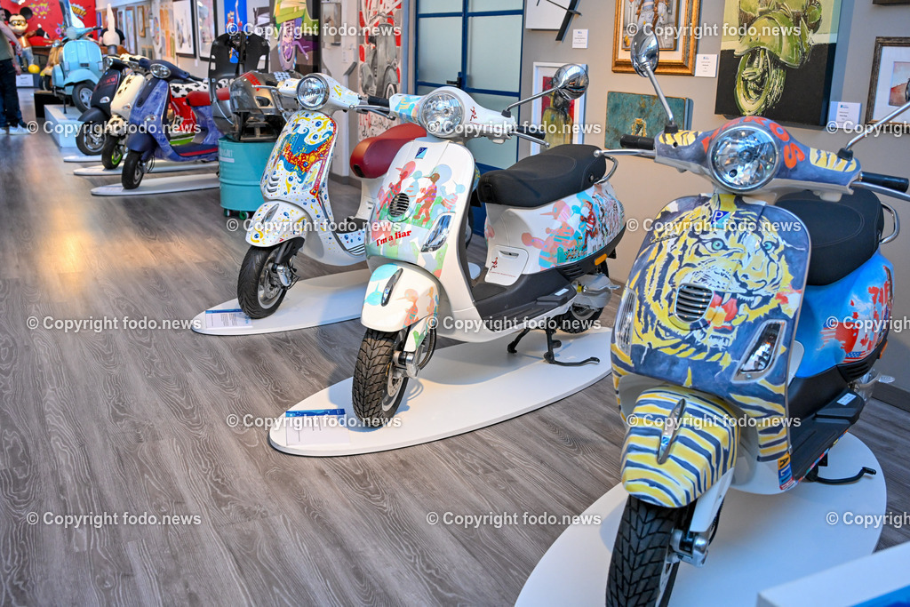 Italien_ Toskana_ Provinz Pisa_ Pontedera_ Vespa_ 29.05.2024-40 | 29.05.2024, Italien, ITA, Toskana, Pontedera im Bild Piaggio, Vespa, Museum

Piaggio ist ein italienischer Fahrzeughersteller mit Sitz in Pontedera. Das Unternehmen produziert verschiedene Mofas und Motorroller, unter anderem die Vespa, das Lastendreirad Ape sowie den Kleintransporter Porter. Zum Konzern gehören auch die Motorradmarken Aprilia, Derbi, Gilera, Laverda und Moto Guzzi. 
Quelle: Wikipedia