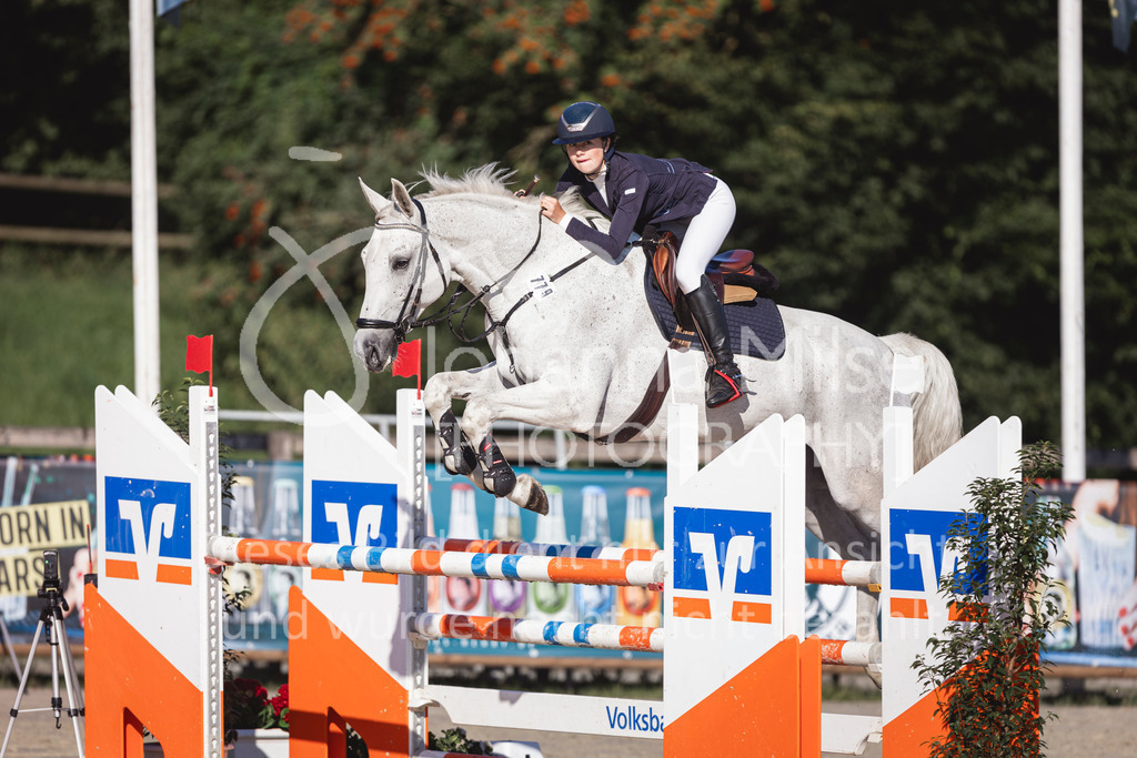 240714_BHO_M1-Spr-121 | Deine schönsten Turniermomente als professionelle Fotos! Entdecke hochwertige Pferdesport-Fotografie im Online-Shop. Jetzt Fotos finden & bestellen!