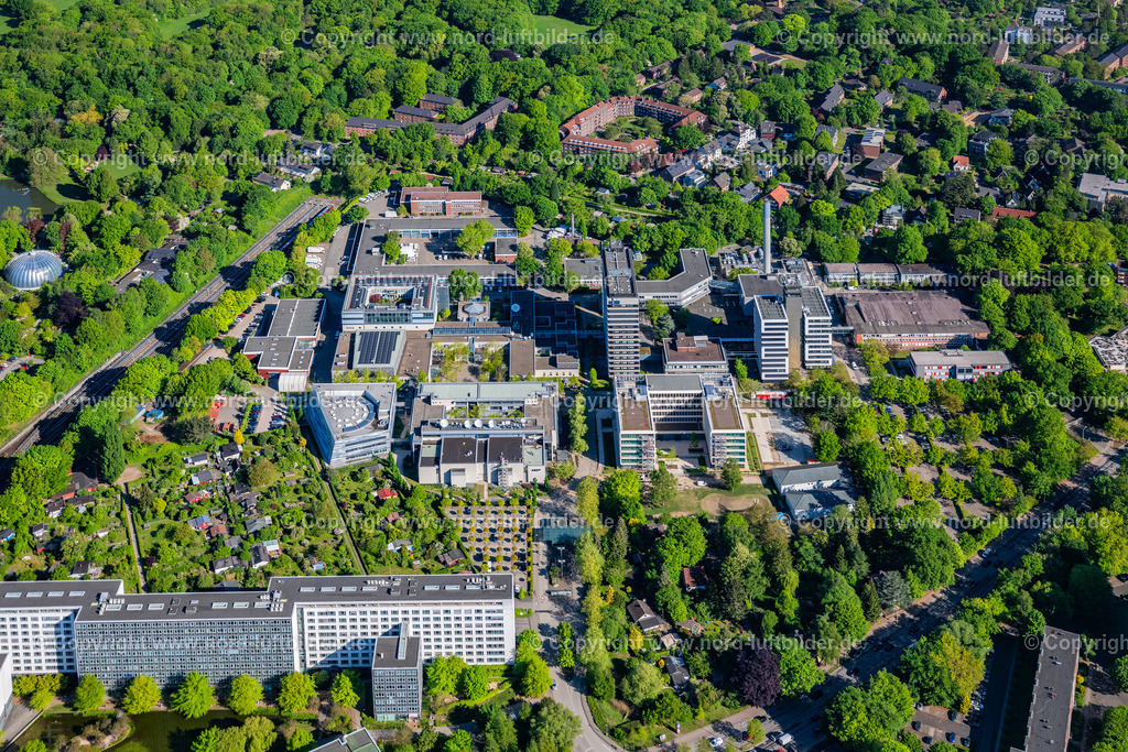 Hamburg_Lokstedt_NDR_Nordeutscher_Rundfunk_ELS_3241090525 | HAMBURG 09.05.2025 Gebäudekomplex mit Satellitenspiegeln am Funkhauses des Senders " NDR Norddeutscher Rundfunk " in Hamburg, Deutschland. Weiterführende Informationen bei: NDR Norddeutscher Rundfunk. // Complex of buildings with satellite dishes on the transmitter broadcasting center " NDR Norddeutscher Rundfunk " in Hamburg, Germany. Further information at: NDR Norddeutscher Rundfunk. Foto: Martin Elsen