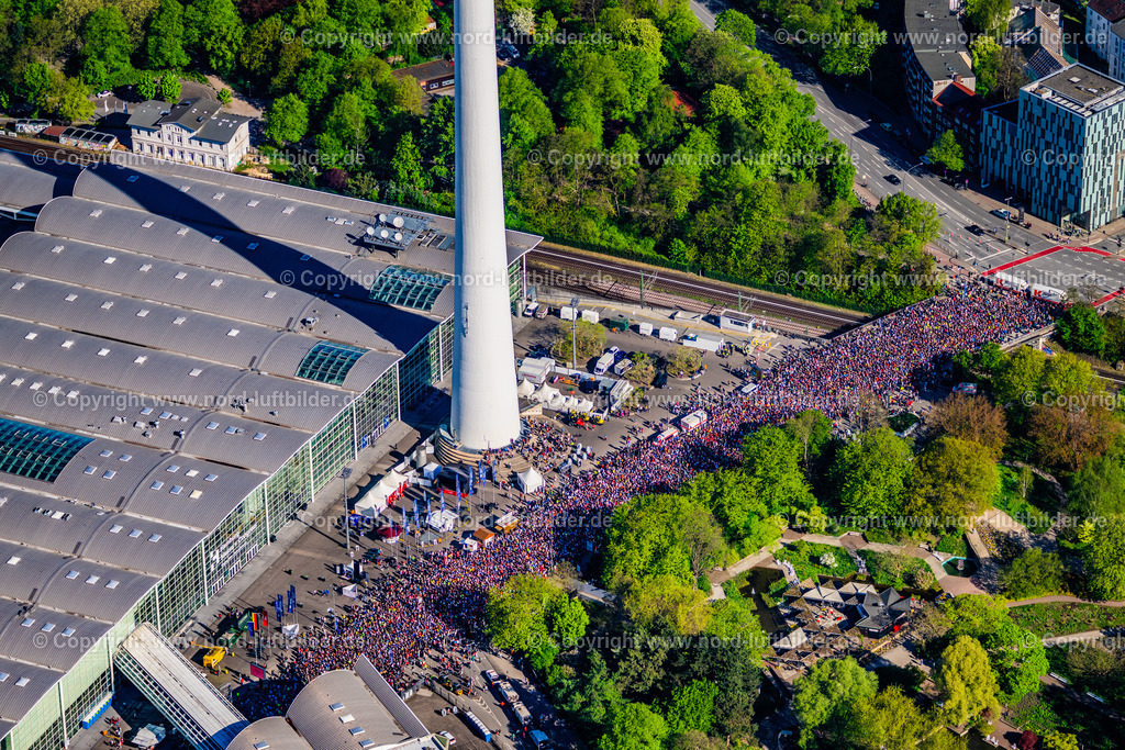 Hamburg_Marathon_Messehallen_Start_ELS_1989270425 | HAMBURG 27.04.2025 Teilnehmer der Sportveranstaltung " Hamburg Marathon " auf dem Veranstaltungsgelände an der Rentzelstraße, Tiergartenstraße im Ortsteil Rotherbaum in Hamburg, Deutschland. Weiterführende Informationen bei: Marathon Hamburg Veranstaltungs GmbH. // Participants of the sporting event " Hamburg Marathon " at the event area on street Rentzelstrasse, Tiergartenstrasse in the district Rotherbaum in Hamburg, Germany. Further information at: Marathon Hamburg Veranstaltungs GmbH. Foto: Martin Elsen