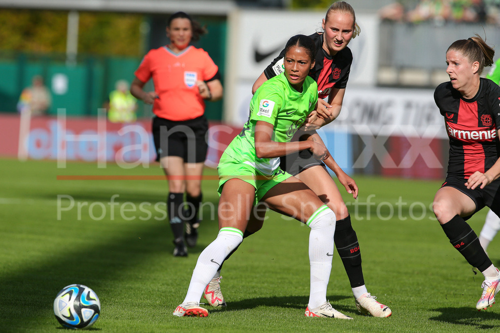 Fussball, Google Pixel Frauen-Bundesliga, VfL Wolfsburg - Bayer 04 Leverkusen | v.li.: Sveindis Jonsdottir (VfL Wolfsburg, 23) und Emilie Bragstad (Bayer 04 Leverkusen, 14) im Zweikampf, Duell, Dynamik, Aktion, Action, Spielszene, DIE DFB-RICHTLINIEN UNTERSAGEN JEGLICHE NUTZUNG VON FOTOS ALS SEQUENZBILDER UND/ODER VIDEOÄHNLICHE FOTOSTRECKEN. DFB REGULATIONS PROHIBIT ANY USE OF PHOTOGRAPHS AS IMAGE SEQUENCES AND/OR QUASI-VIDEO.