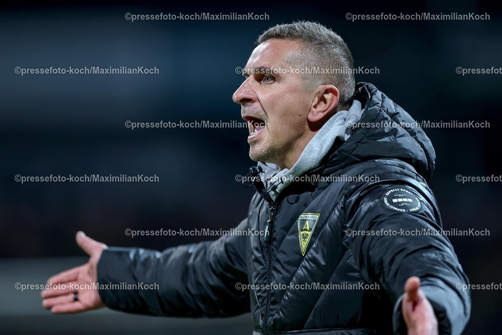 FKo26022601025 | 26.02.2026, Fußball, Landespokal Mittelrhein, SC Fortuna Köln - TSV Alemannia Aachen, Südstadion, Viertelfinale Bitburger-Pokal, Saison 2025 2026: Cheftrainer Mersad Selimbegovic  (Alemannia Aachen #hc) gestikulierend am Spielfeldrand   DFB regulations prohibit any use of photographs as image sequences and or quasi-video.
