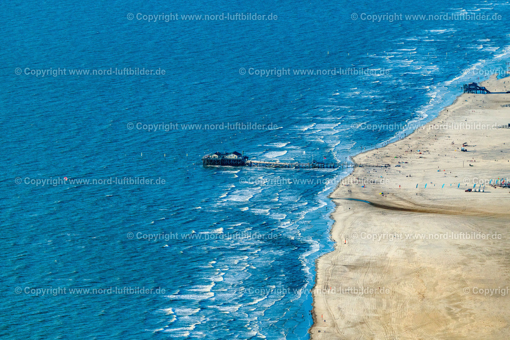 St. Peter-Ording_ELS_3550060822 | SANKT PETER-ORDING 06.08.2022 Tische und Sitzbänke der Freiluft- Gaststätte " Strandbar 54 Grad Nord " in Sankt Peter-Ording in Nordfriesland im Bundesland Schleswig-Holstein, Deutschland. Der Pfahlbau steht auf Stelzen im Meer am Nordseestrand und ist über eine Brücke erreichbar. Weiterführende Informationen bei: Strandbar 54 Grad Nord. // Tables and benches in the open-air restaurant on the North Sea coast in Sankt Peter-Ording in the state Schleswig-Holstein, Germany. Further information at: Strandbar 54 Grad Nord. Foto: Martin Elsen
