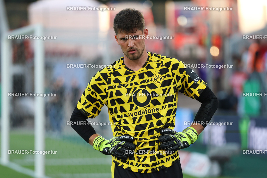 Rot-Weiss Essen - Borussia Dortmund | Essen, Deutschland, 18.08.2025Gregor Kobel (Borussia Dortmund) schautwährend des DFB Pokal Spiels zwischen Rot-Weiss Essen- Borussia Dortmund im Stadion an der Hafenstraße am 18.08.2025 in Essen. (Foto von Timo Bluhmki-Schmidt/Brauer Fotoagentur