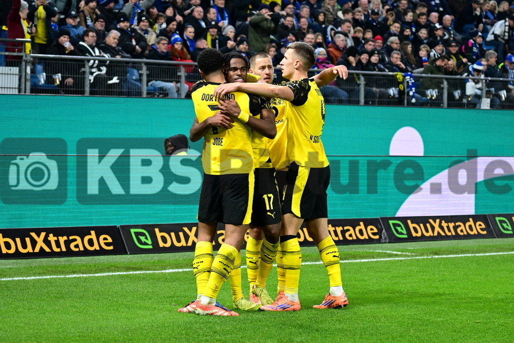 KBS Picture_HSV-Dortmund_062 | Dortmund Torjubel zum 1:0 v.l. Bellingham Jobe (Bor. Dortmund) , Torschuetze ist Chukwuemeka Carney (Bor. Dortmund) , Anton Waldemar (Bor. Dortmund) , Schlotterbeck Nico (Bor. Dortmund) ,Sportplatz :  Volksparkstadion, - Realisiert mit Pictrs.com