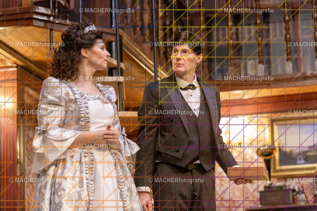 344_MFL-2025 | Portraitbilder von Regisseur; Darsteller; Techniker; Maske; Kostüme; Chor; Musiker; Bilderserie der Generalprobe und der Premierenvorstellung, Szenenbilder; Ausdrucksstudien; Bühnenüberblick; Bühnenkulissen; Pressefotos inkl. Redaktionsfoto Darstellergruppe.