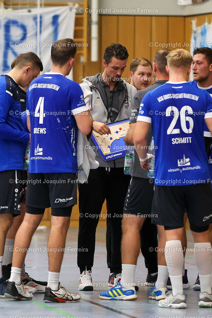 msghab_03065 | despor 2022.10.23 HB Männer Oberliga MSG Umstadt/Habitzheim - TV Petterweil  emspor, emonline, despor,  v.l.,  Trainer Oliver Schulz (MSG Umstadt/Habitzheim), gibt Anweisungen, gestikuliert, mit den Armen gestikulieren gives instructions, gesticulate.
 - Realisiert mit Pictrs.com