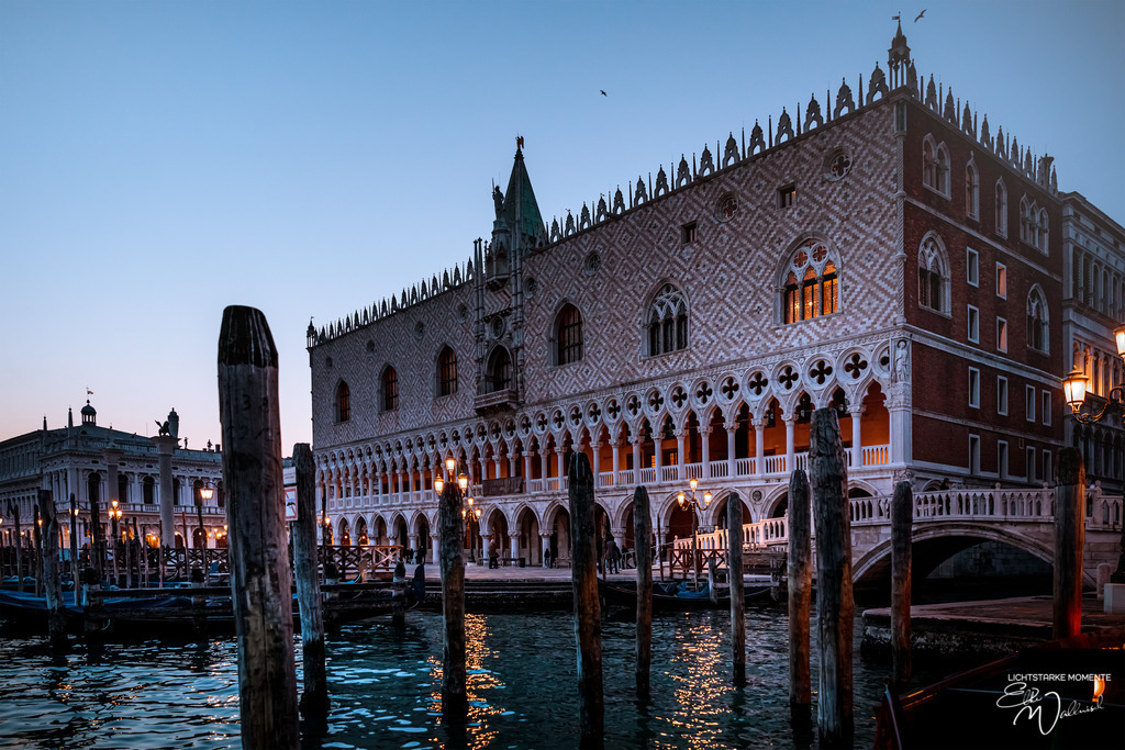 20220310-183538 ITALIEN-Venedig_108-1 Kopie | Herzlich willkommen auf meiner Seite! Ich bin Elke Wallnisch, Deine Fotografin für lichtstarke Momente. Der Name steht für alles, was mich mit der Fotografie verbindet: Das Licht und seine machtvolle Wirkung auf eine Situation oder unsere Stimmung - Realisiert mit Pictrs.com