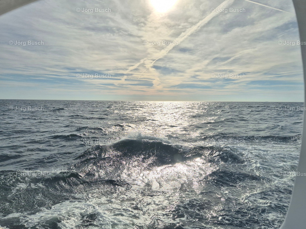 Nordseewelle durch Bullauge | Dieser Shop bietet Fotos und Videos aus den Bereichen Fallschirmspringen, Landschaft und Luftbild - Realisiert mit Pictrs.com