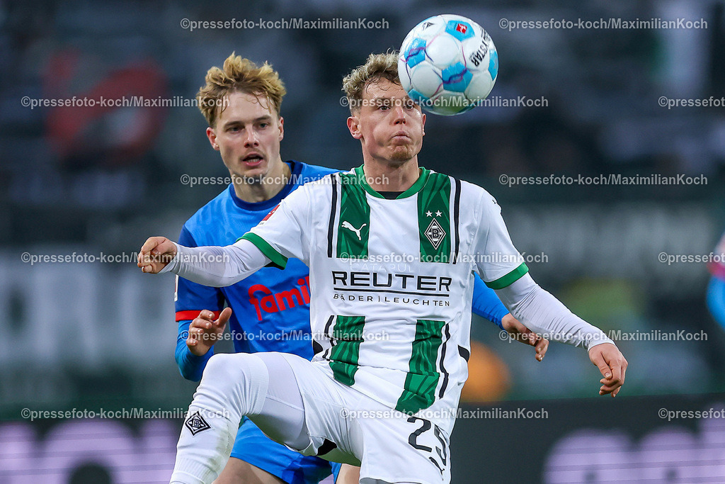 BMG14122401096 | 14.12.2024, Fußball, Borussia Mönchengladbach - Holstein Kiel, 1. Fußball Bundesliga, Borussia-Park, Saison 2024 2025: Finn Porath (Kiel #8) im Zweikampf gegen Robin Hack (Mönchengl. #25)DFB regulations prohibit any use of photographs as image sequences and or quasi-video.