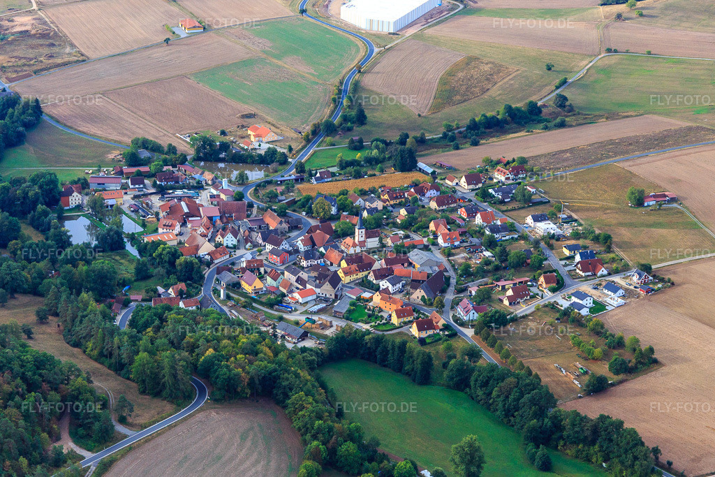 Luftbild: Dorfansicht aus Nordosten im Ortsteil Füttersee in Geiselwind im Bundesland Bayern in Deutschland. Foto: IMG_111186.jpg vom 09.09.2018 durch Werner Riehm/FLY-FOTO.de